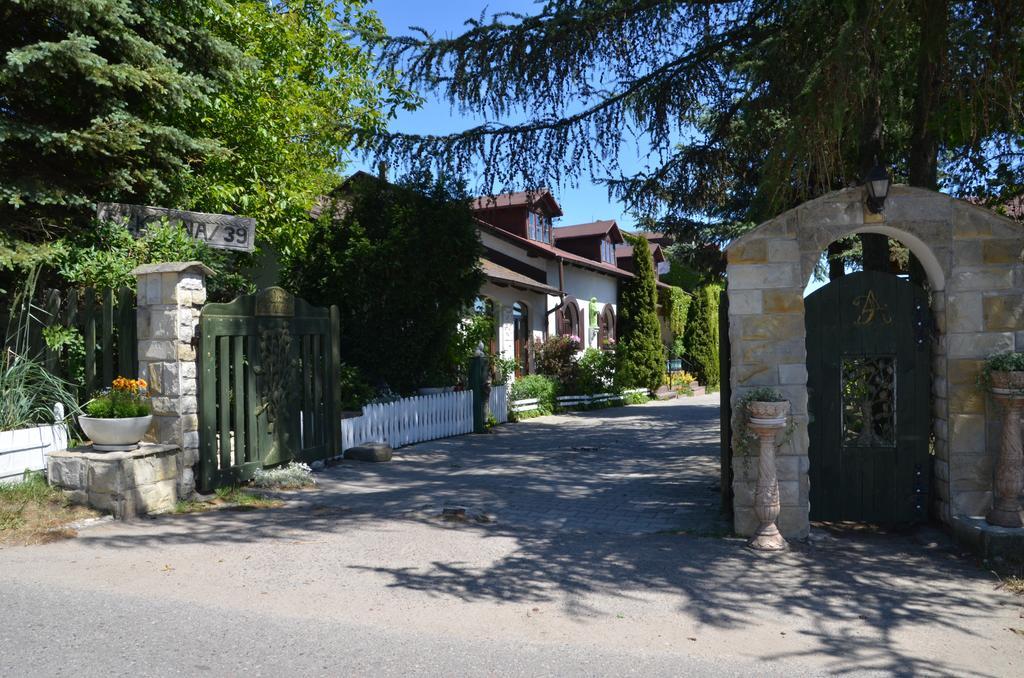 Dworek Sw.Antoniego Slawutowo Екстер'єр фото